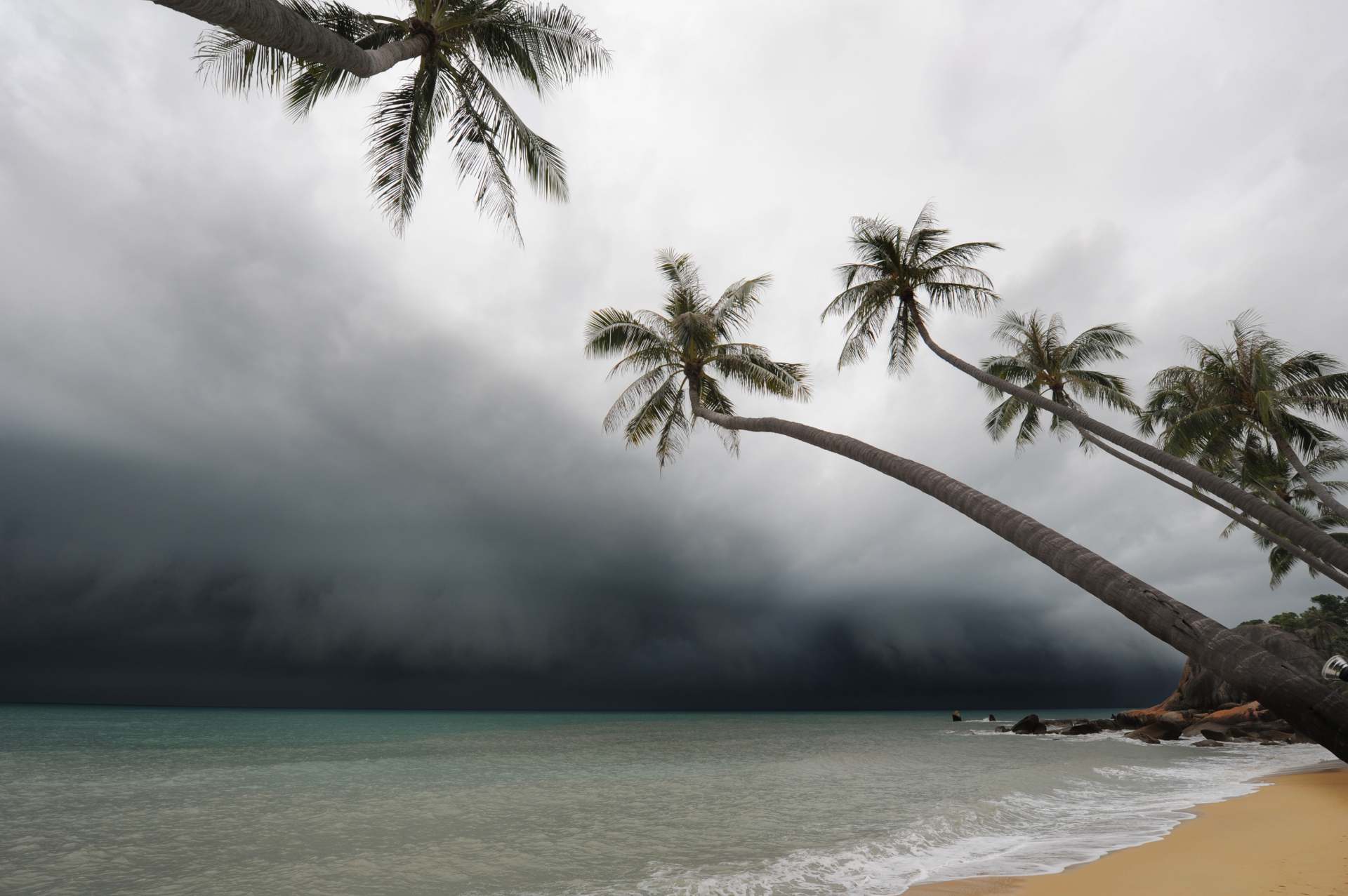 Image d'une tempête approchant du rivage